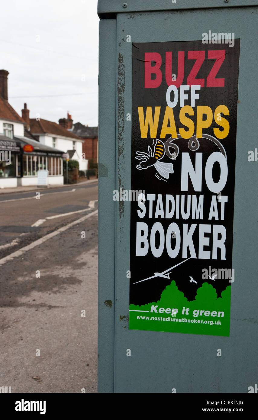 Des signes de protestation en fin de voie, Buckinghamshire protestaient contre le nouveau projet de Wycombe Wanderers/London Wasps Stadium à proximité. Banque D'Images