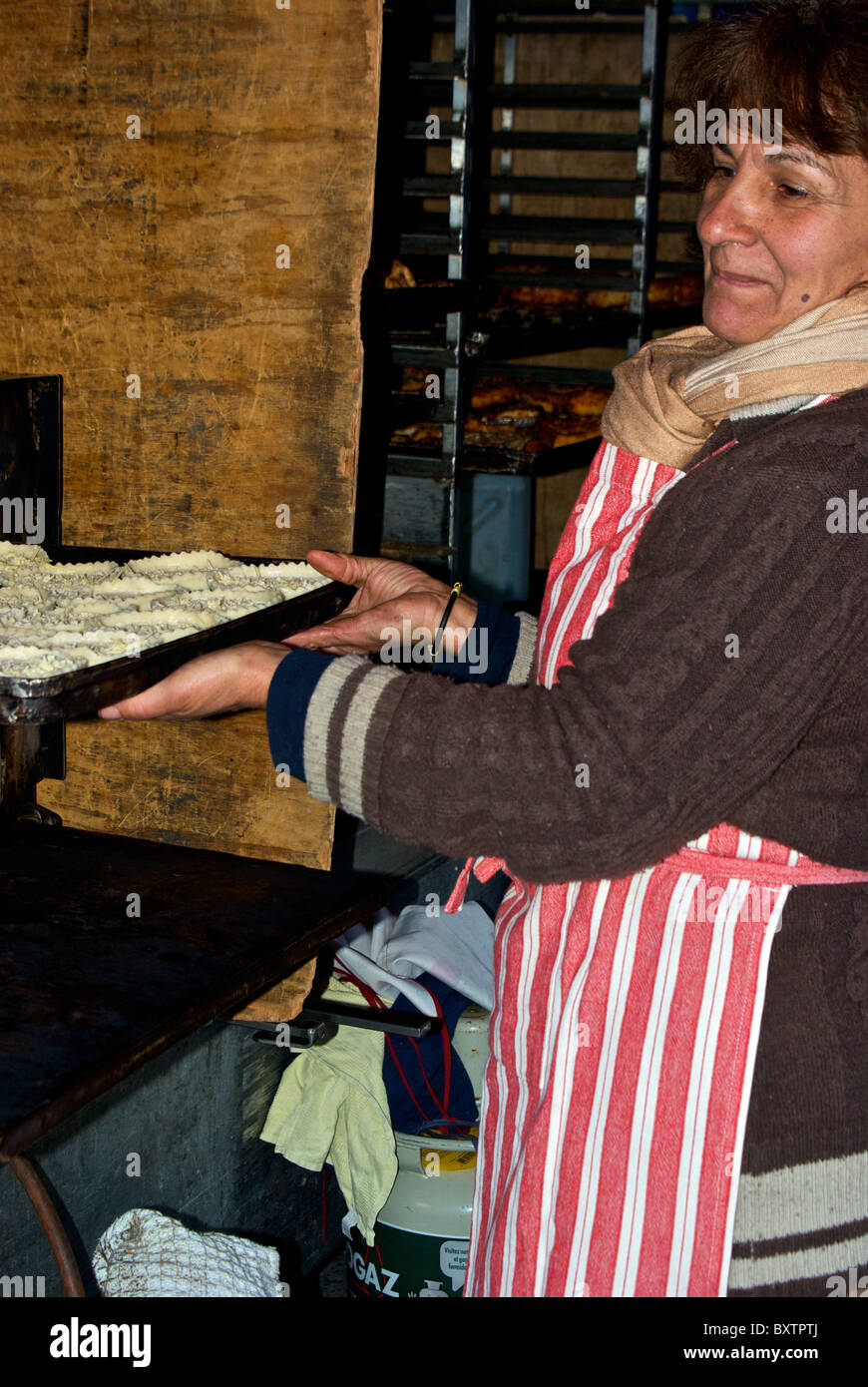 Femme propriétaire de décrochage boulangerie Martigny farmers market mettre au four tartelettes Banque D'Images