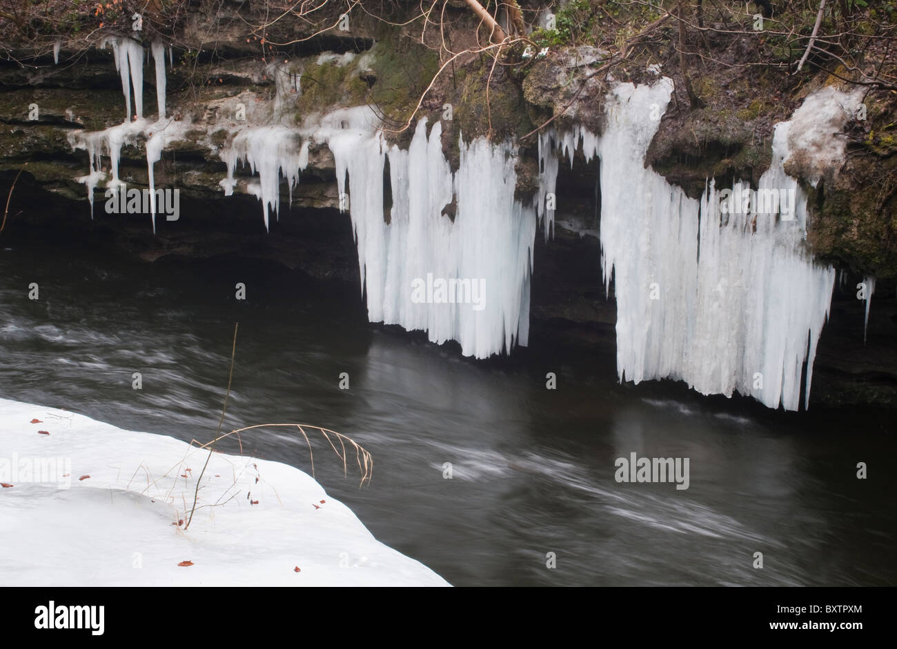 Kent dans la rivière près de Kendal Cumbria en hiver avec des glaçons pendant des rives Banque D'Images