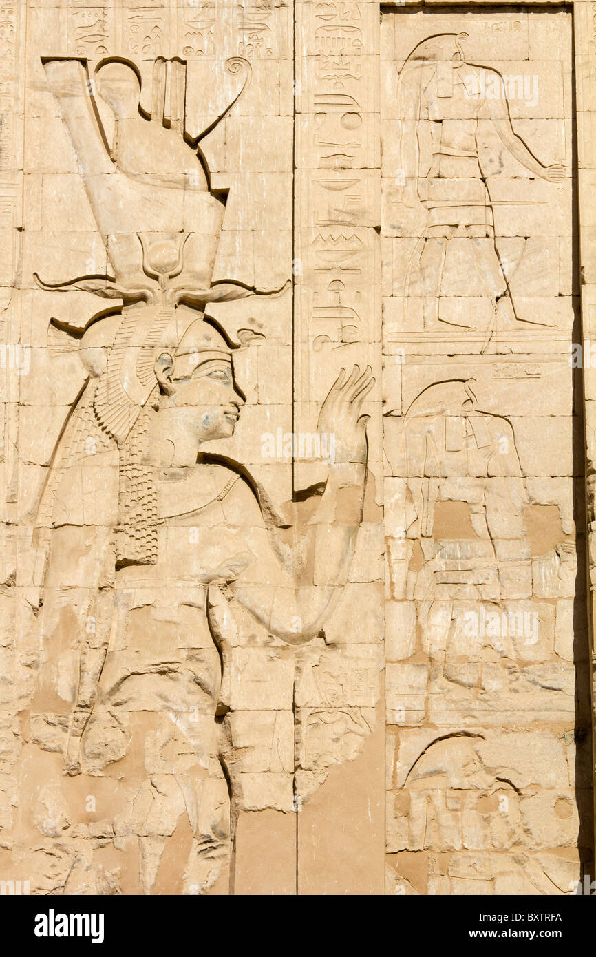 Temple d'Edfou, Egypte - sculpture géante sur la façade avant 7 Banque D'Images