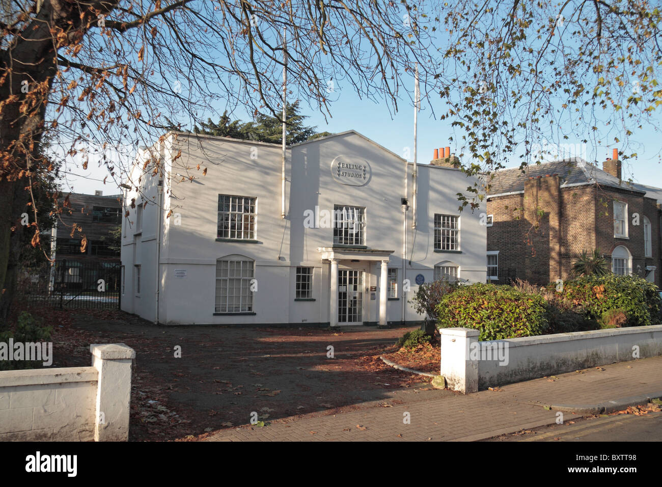 Entrée principale de la célèbre Ealing Studios Ealing, l'ouest de Londres, Royaume-Uni. Banque D'Images