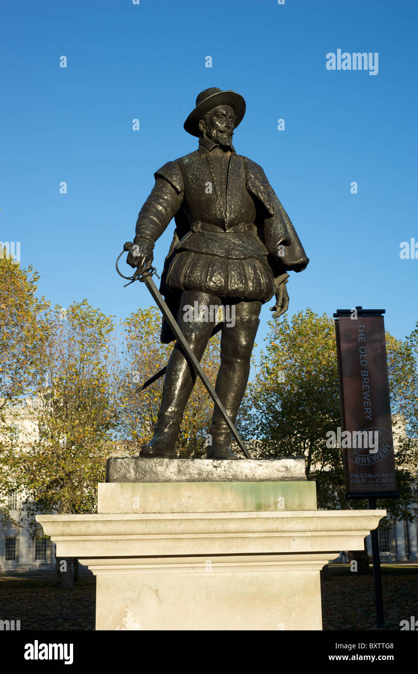 Statue de Sir Walter Raleigh dans Greenwich, London, UK Banque D'Images