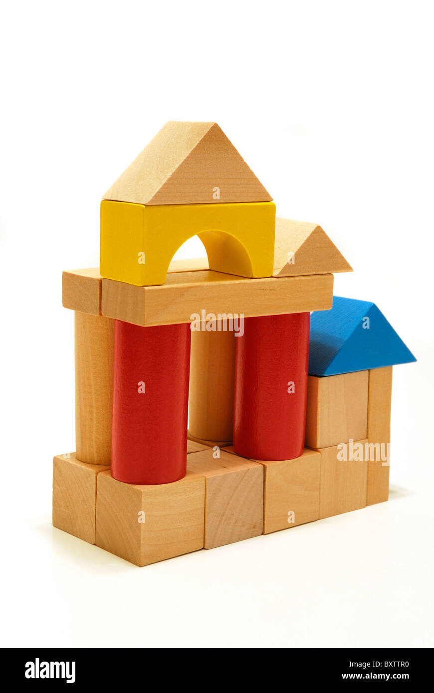 Ensemble de blocs de construction colorées empilées pour former des maisons. Pourrait signifier l'éducation ainsi que la construction d'une fondation pour l'entreprise. Les blocs sont aléatoires. Banque D'Images