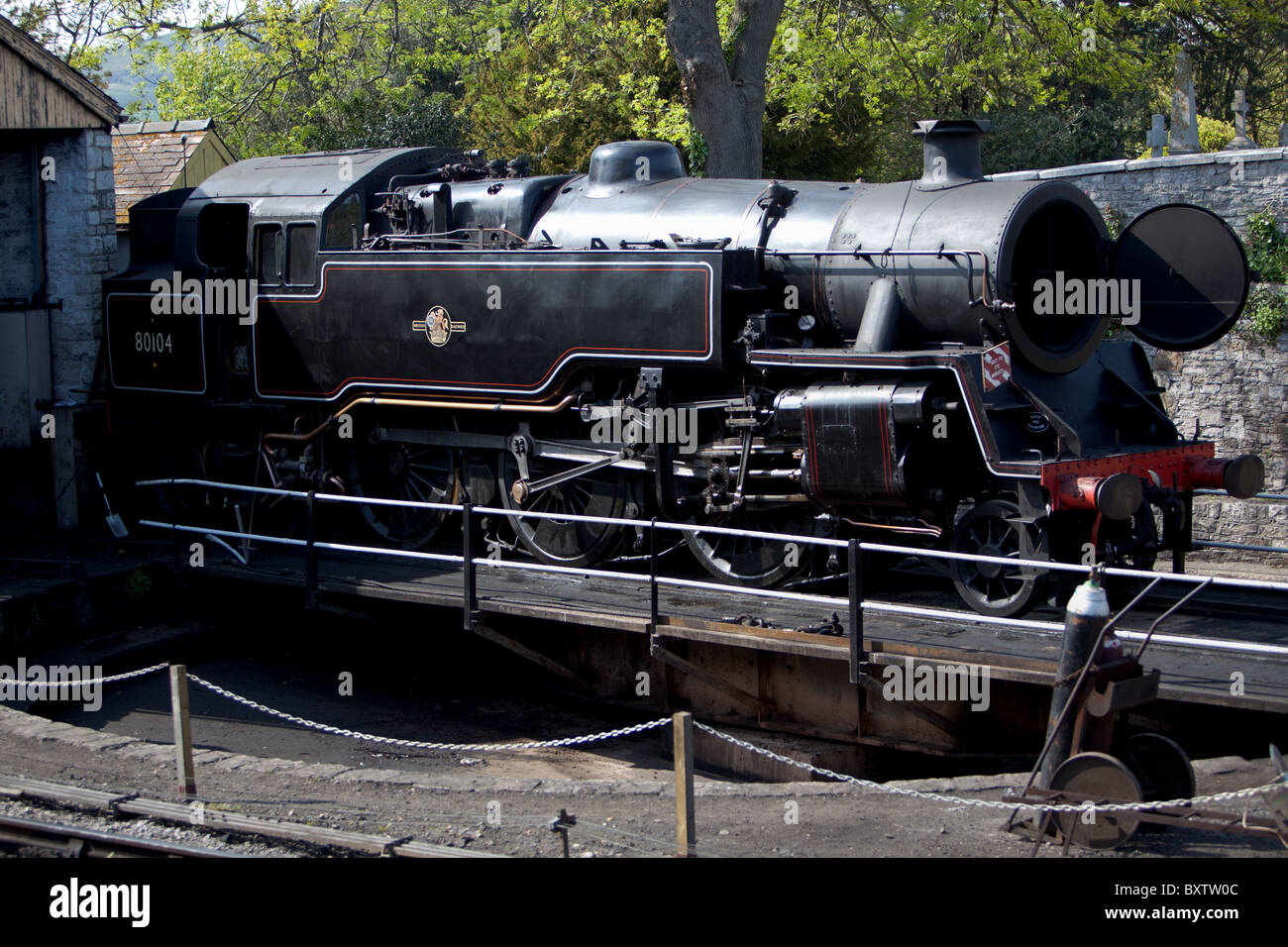 Locomotive à vapeur recevant l'entretien. La gare de Swanage, Angleterre Banque D'Images