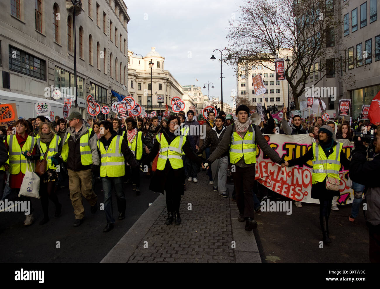 Les élèves marche vers Trafalgar square au cours de protestation le 9 décembre Banque D'Images
