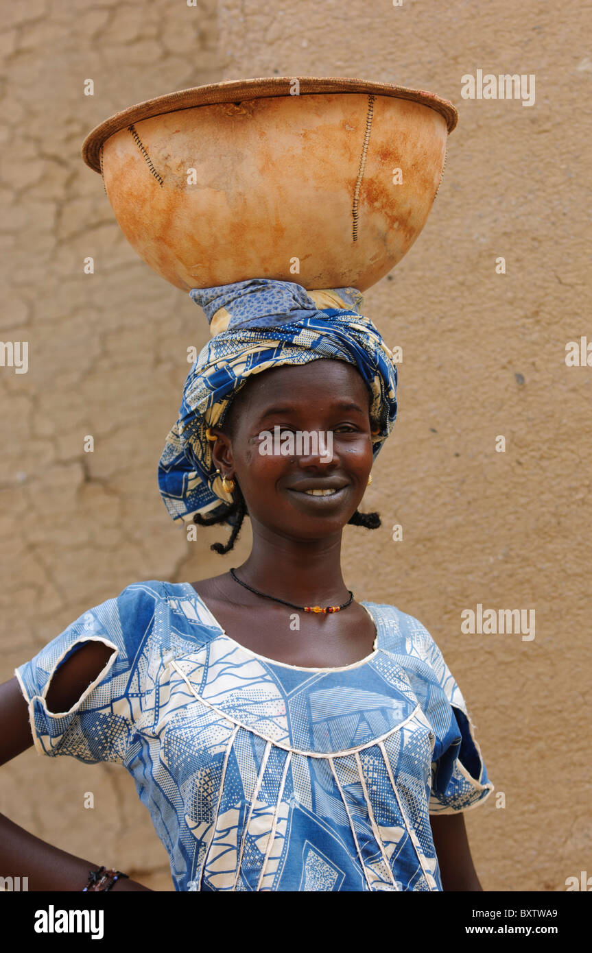 Portrait de femme Peul transportant une calebasse sur la tête. Djenné, Mali Banque D'Images