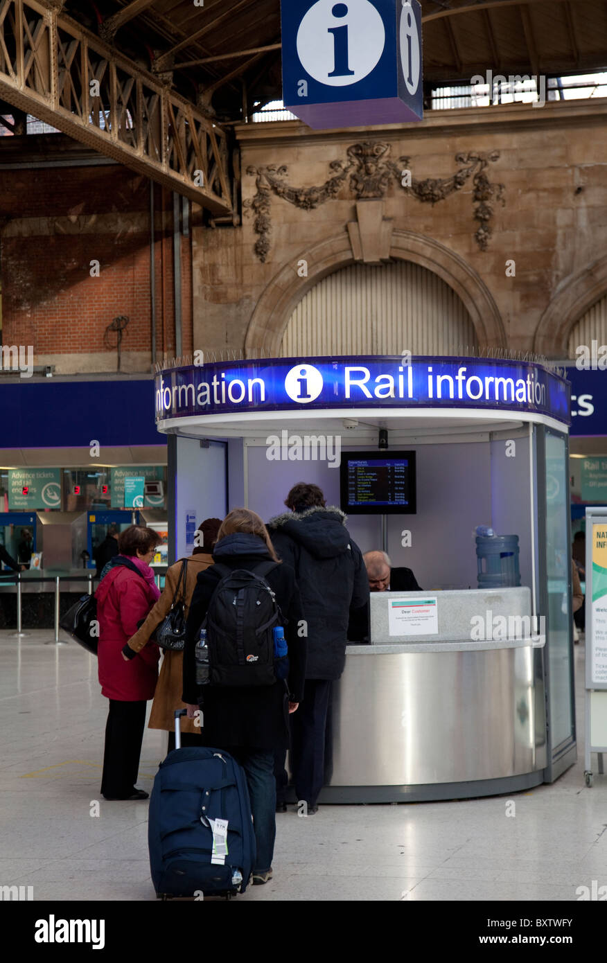 Kiosque d'information dans la gare de Victoria, Londres Banque D'Images
