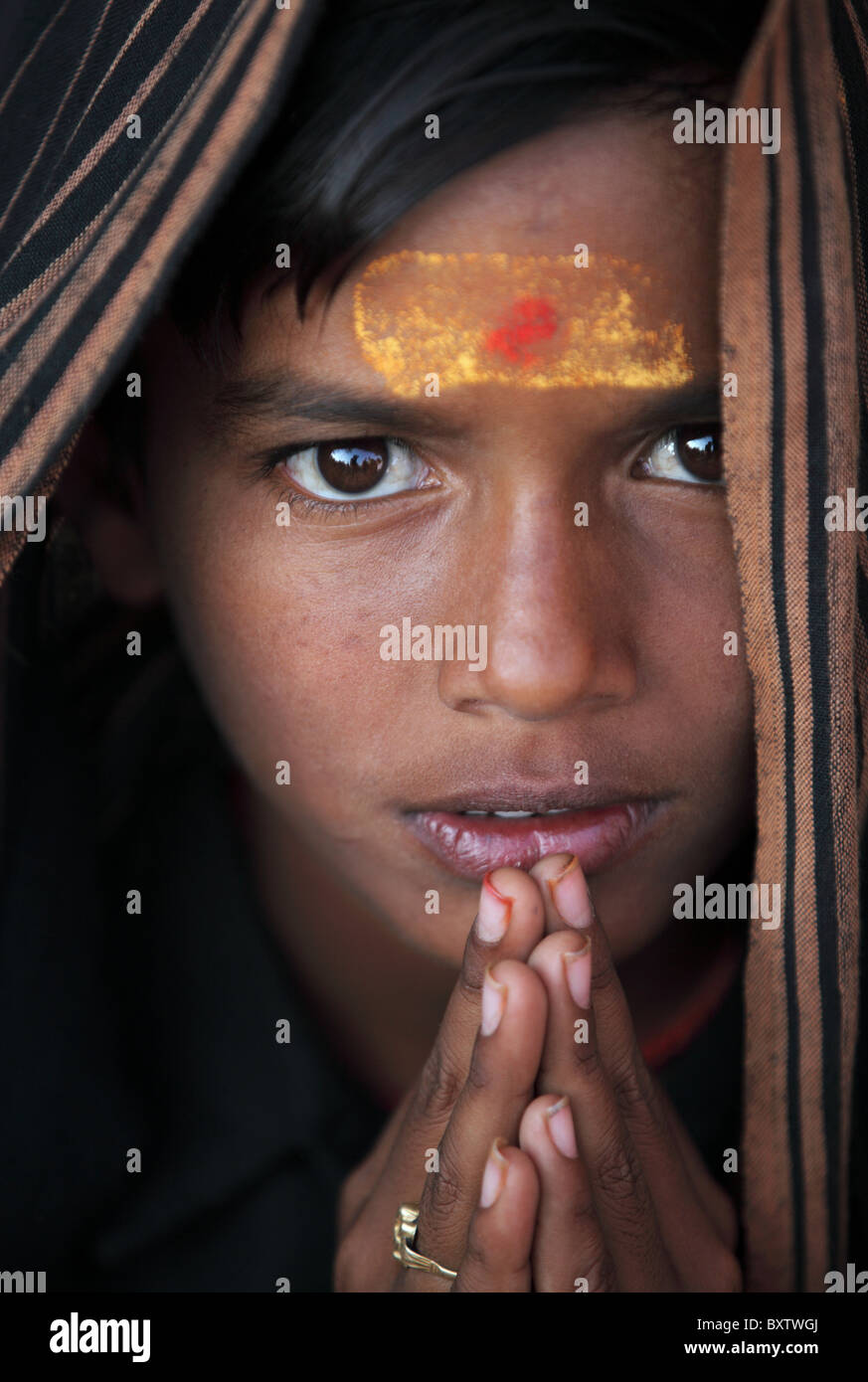 Portrait d'un garçon d'ayyappa Indien de l'Andhra Pradesh en Inde du Sud Banque D'Images