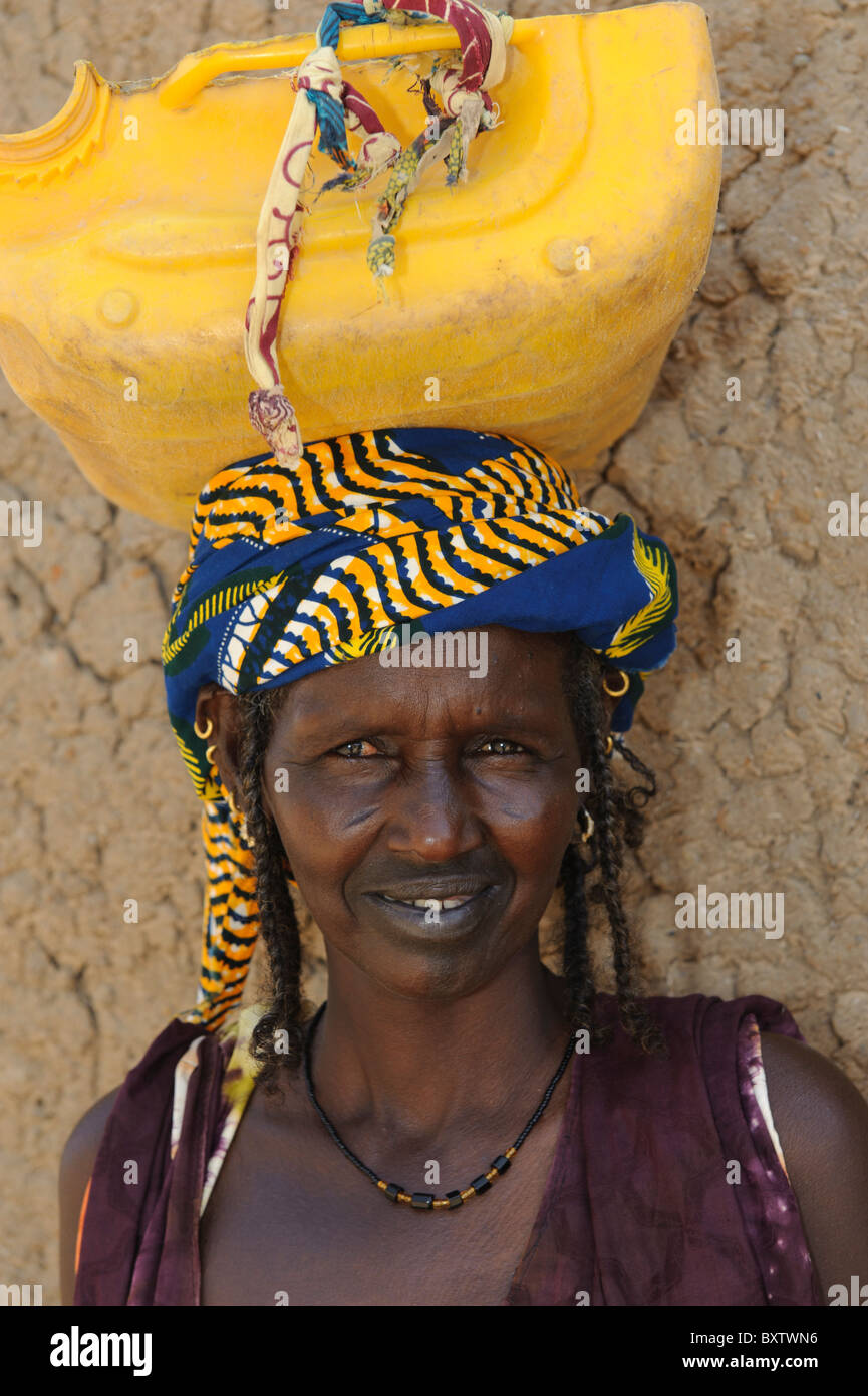 Femme Peul dans le règlement, le Mali Senossa Peul Banque D'Images