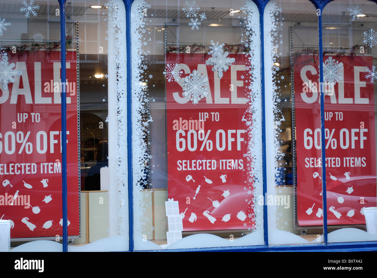 Vente d'hiver des signes dans une vitrine. Banque D'Images