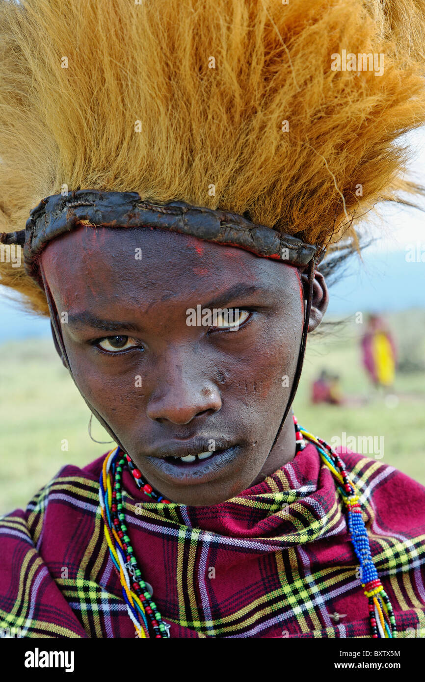 Les Masais avec parure colorée sur la tête, Serengeti, Tanzania, Africa Banque D'Images