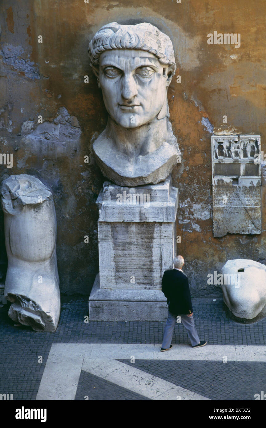 Homme marchant par les statues au cour du Palazzo dei Conservatori Banque D'Images