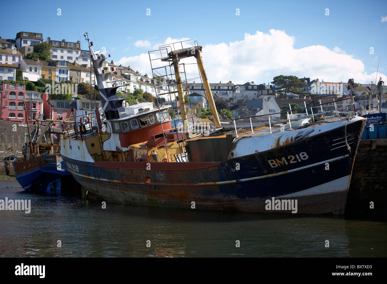 Deux chalutiers à perche désarmé à port de Brixham, Devon Banque D'Images