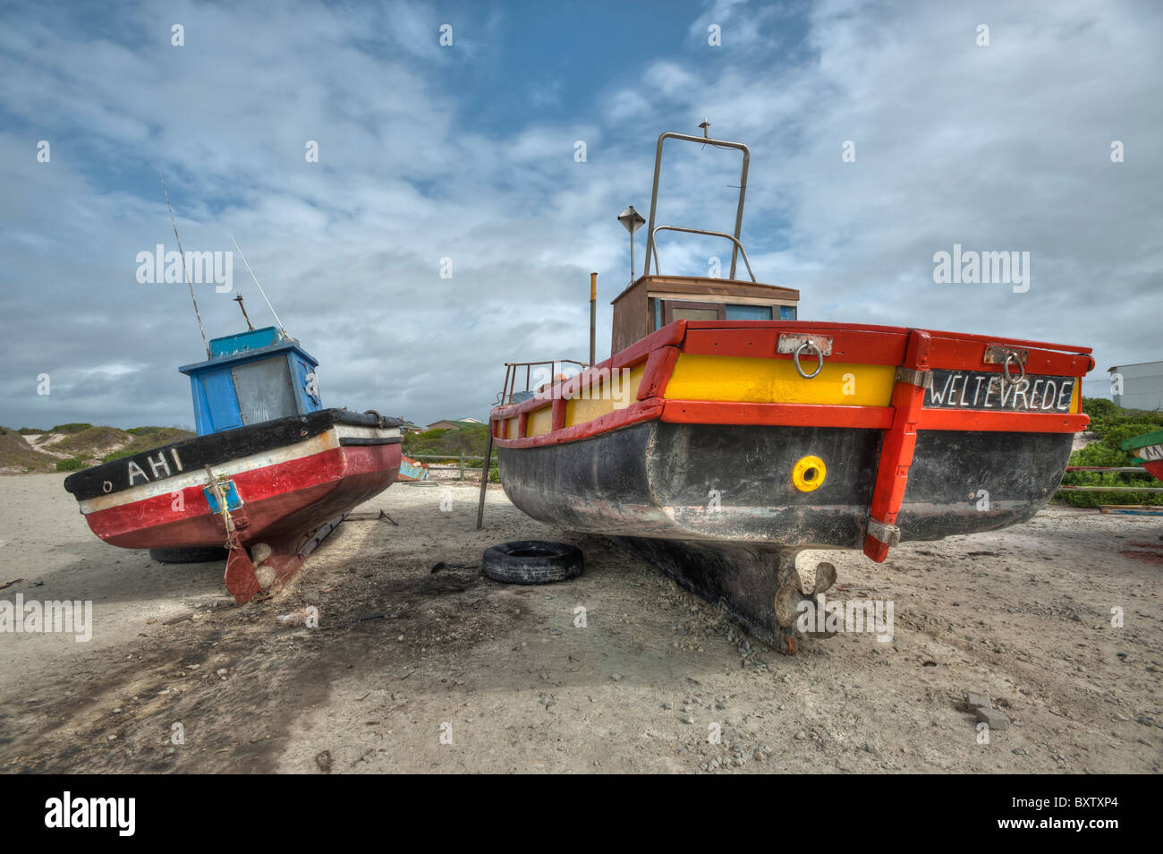 Bateaux de pêche sur le quai pour les réparations et l'entretien dans Struisbaai près du cap Agulhas Le point le plus sud de l'Afrique. Banque D'Images