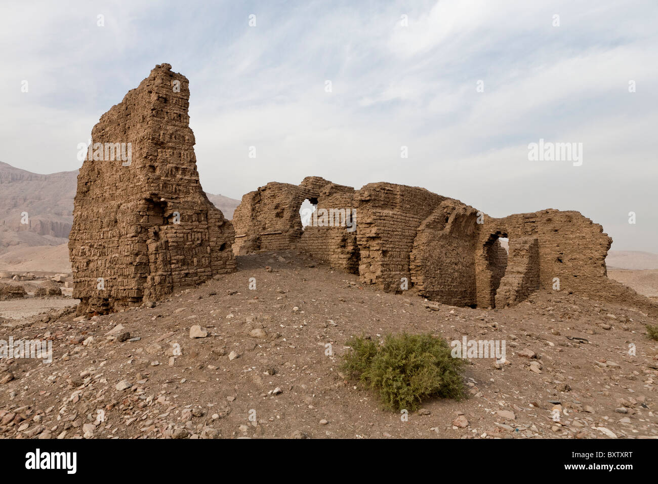 Les murs en briques crues à l'extérieur de l'enceinte au Temple Mémorial du pharaon Ramsès III, Médinet Habou, rive ouest de Louxor, Egypte Banque D'Images