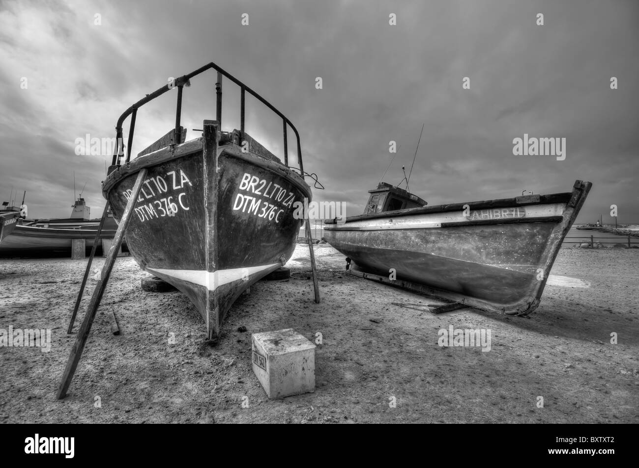 Bateaux de pêche sur le quai pour les réparations et l'entretien dans Struisbaai près du cap Agulhas Le point le plus sud de l'Afrique. Banque D'Images