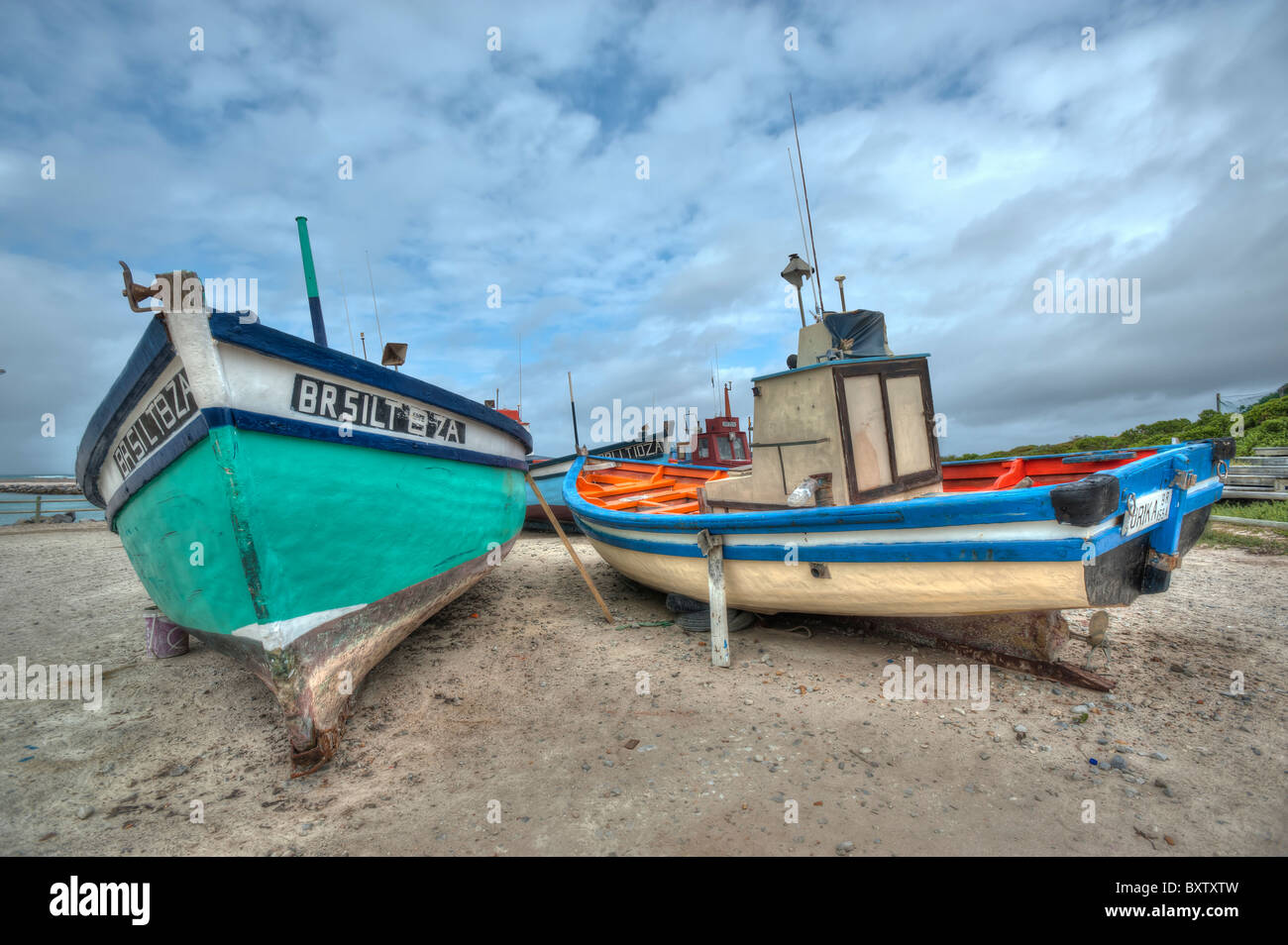 Bateaux de pêche sur le quai pour les réparations et l'entretien dans Struisbaai près du cap Agulhas Le point le plus sud de l'Afrique. Banque D'Images
