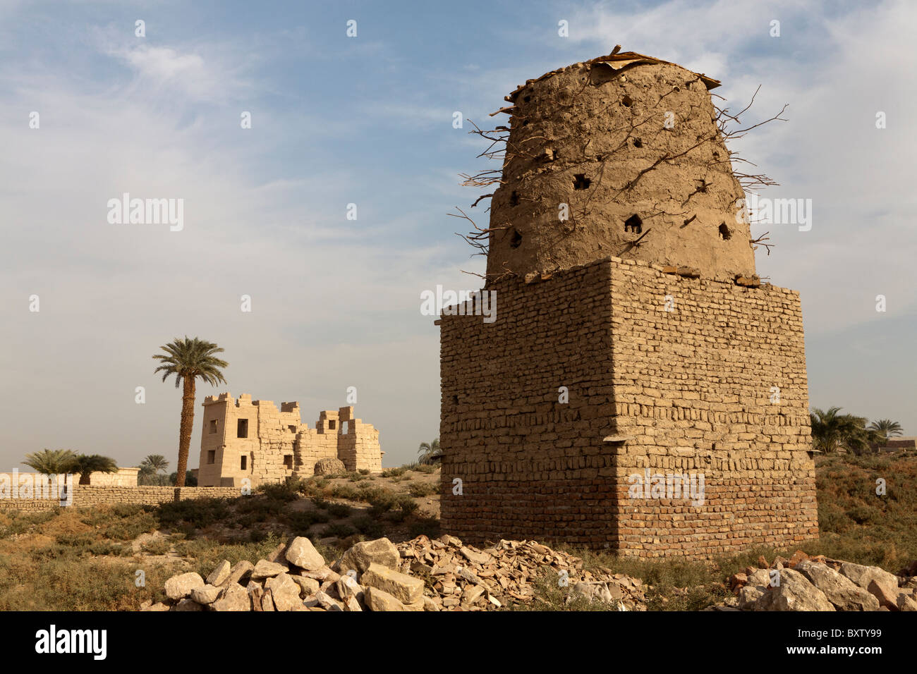 Pigeonnier nouvellement construite et le Migdol, la haute porte dans le temple du pharaon Ramsès III, Médinet Habou, Cisjordanie, Luxor, Egypte Banque D'Images