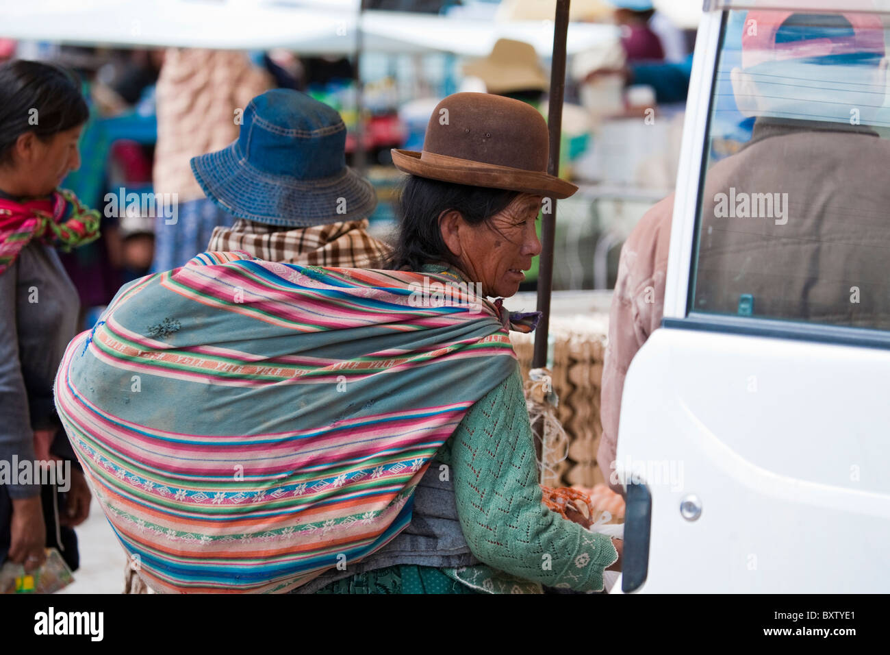 Dame bolivienne en costume traditionnel avec de jeunes enfant en écharpe  sur le dos, Huari, la Bolivie, l'Amérique du Sud Photo Stock - Alamy