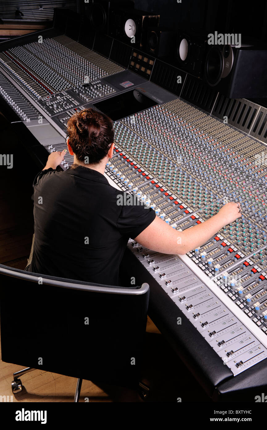 Grande table de mixage studio d'enregistrement à Londres avec l'ingénieur  du son Photo Stock - Alamy