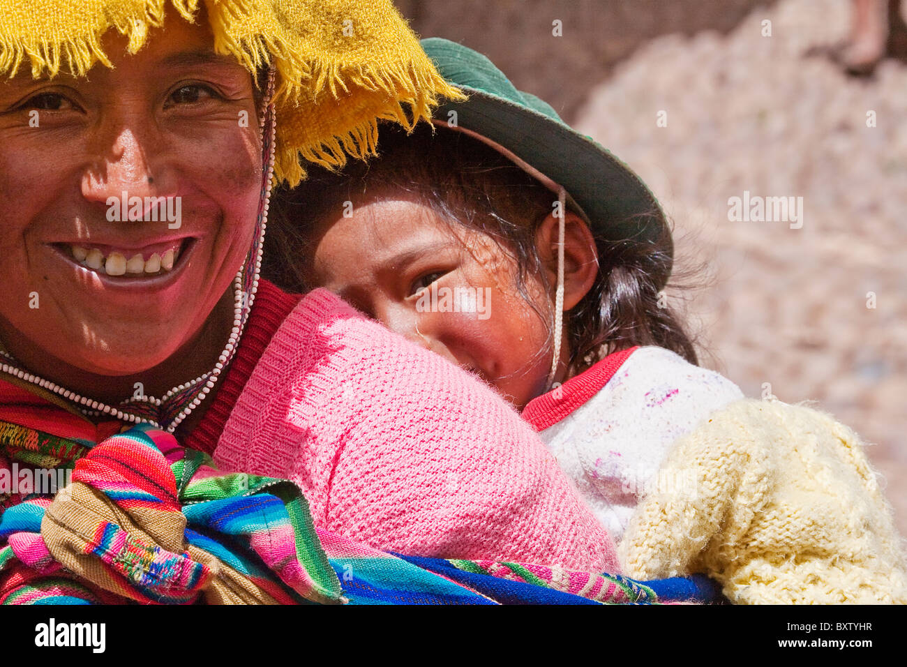 La mère et l'enfant péruvien, marché de Pisac, Pérou, Amérique du Sud Banque D'Images