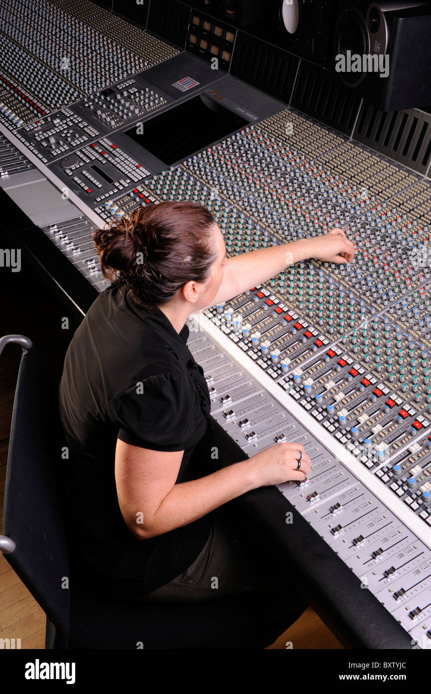 Grande table de mixage studio d'enregistrement à Londres avec l'ingénieur  du son Photo Stock - Alamy