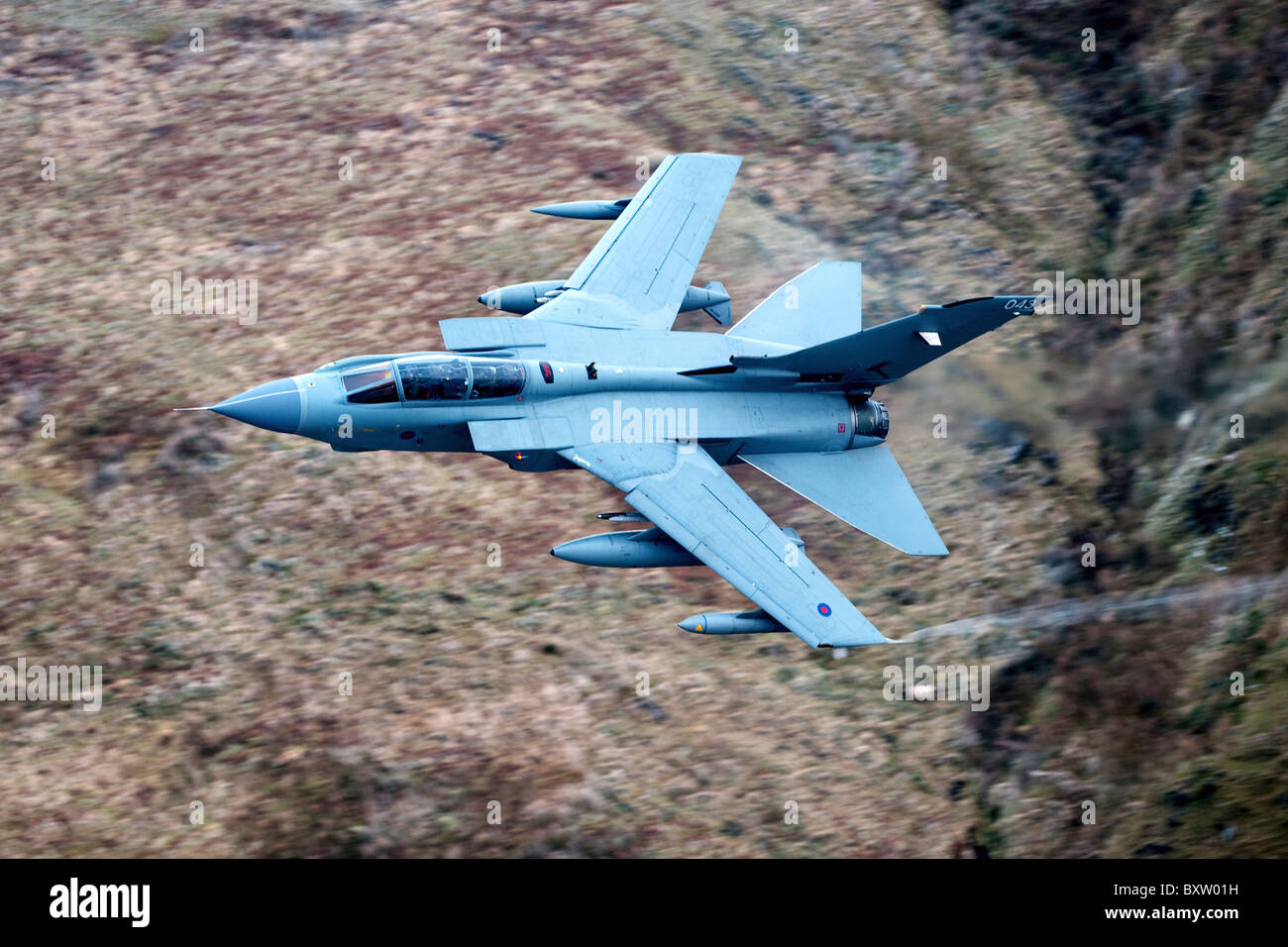 Un Tornado de la Royal Air Force, GR4 à voler de la formation dans le Nord du Pays de Galles. Banque D'Images