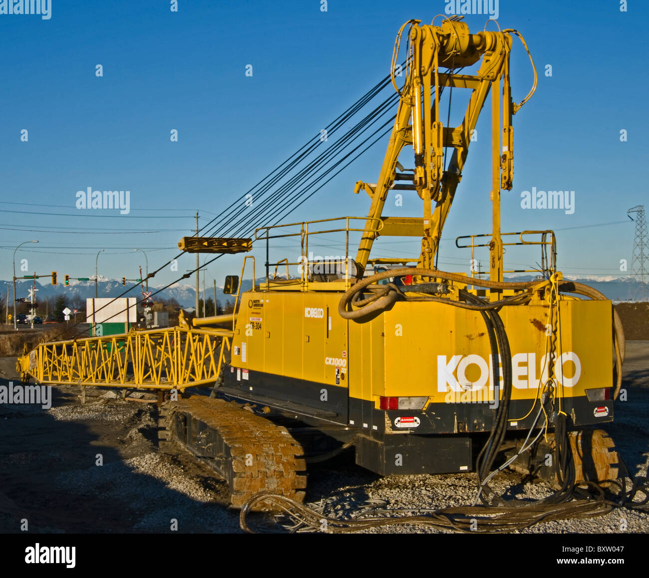 Grues sur chenilles avec flèche abaissée Banque D'Images