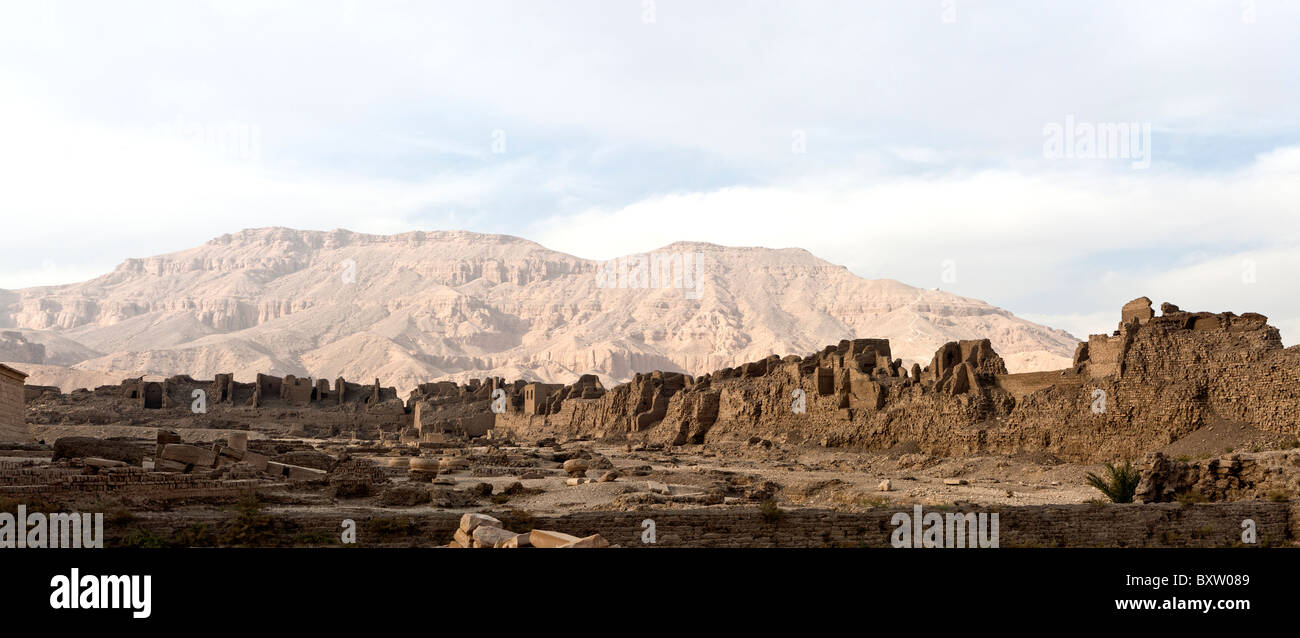 Enceinte de murs et les collines de Thèbes au temple du pharaon Ramsès III, Médinet Habou, rive ouest de Louxor, Egypte Banque D'Images