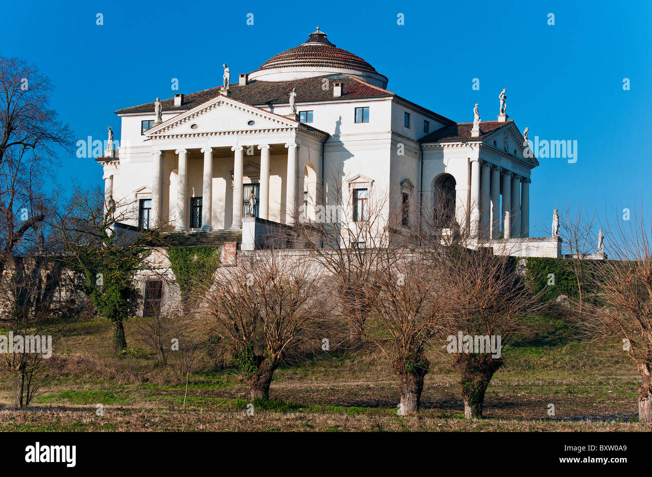 Vue sur Villa Capra "La Rotonda" conçu par Andrea Palladio, Vicence, Italie Banque D'Images