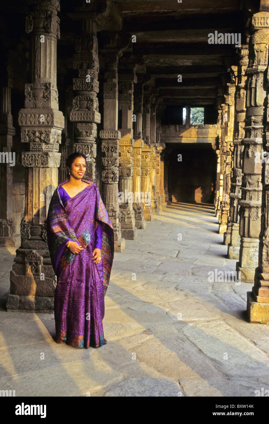 En femme à colonnade Qutub Minar, Delhi, Inde Banque D'Images