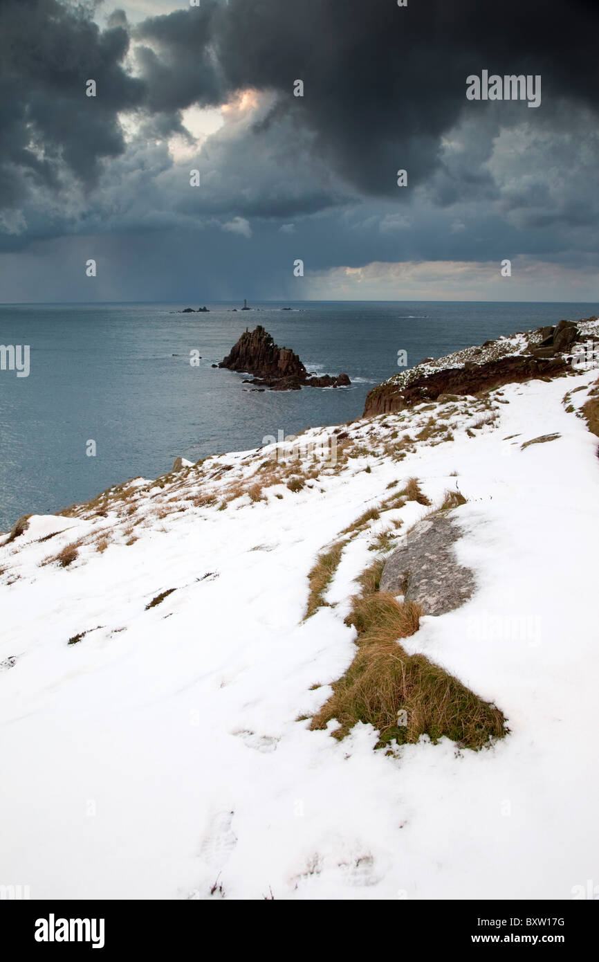 Land's End dans la neige ; Cornwall ; hiver ; phare drakkars Banque D'Images