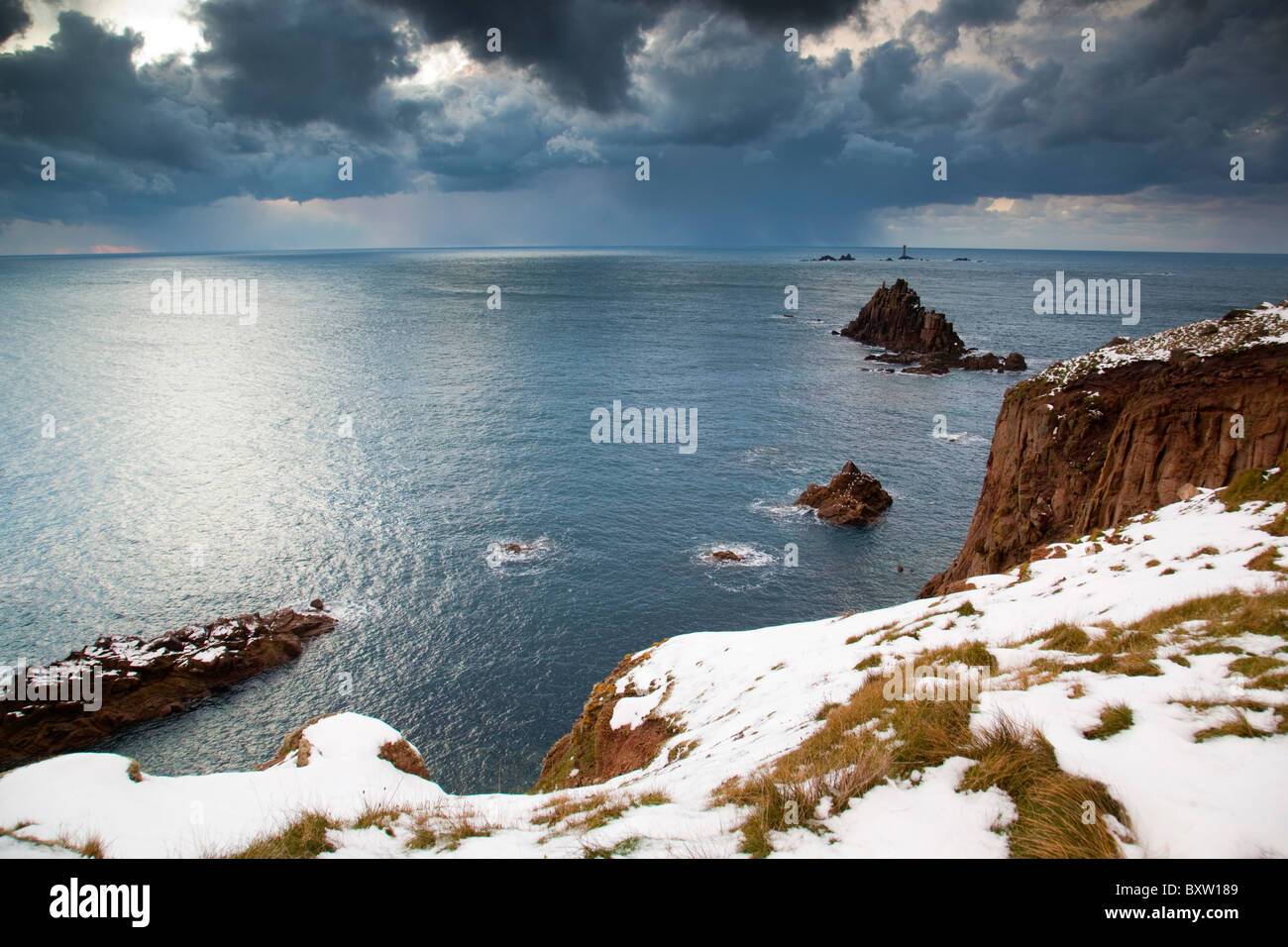 Land's End dans la neige ; Cornwall ; hiver ; phare drakkars Banque D'Images