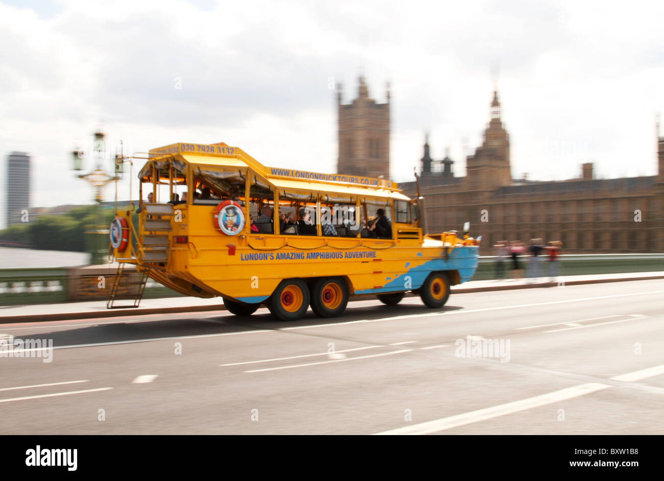 Virée en véhicule sur le pont de Westminster, Londres Banque D'Images