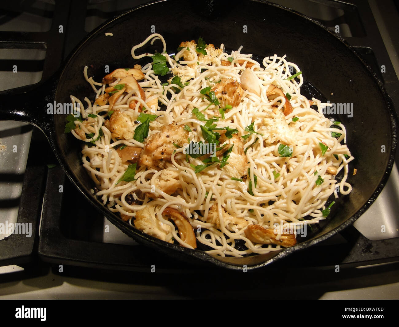 Nouilles ramen persil asiatiques aux champignons sauvages fry saute pan fonte cook sauté au skilletfood cuisson douce matières Banque D'Images