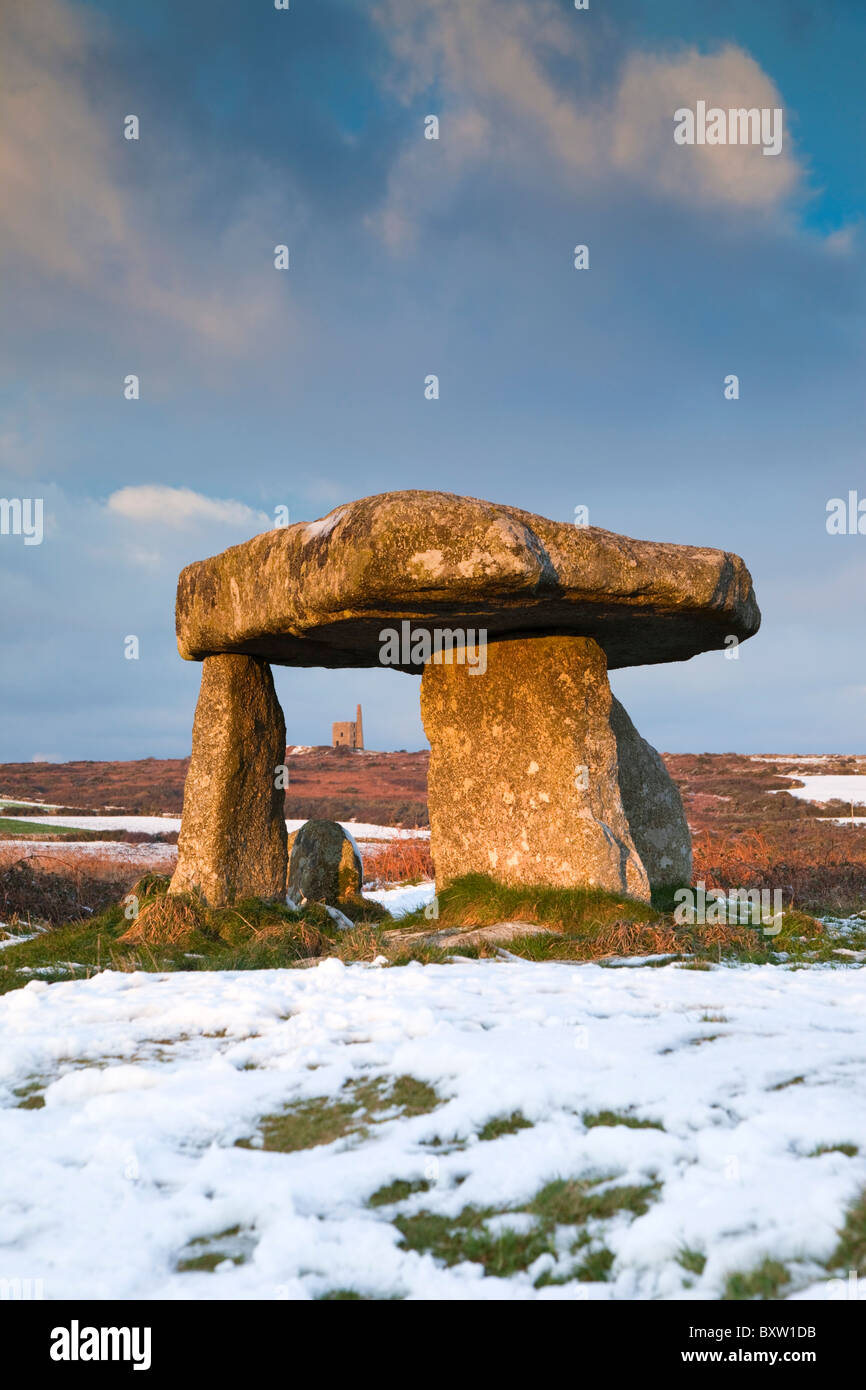 Lanyon Quoit en neige ; Ding Dong au-delà de la mine ; Cornwall Banque D'Images