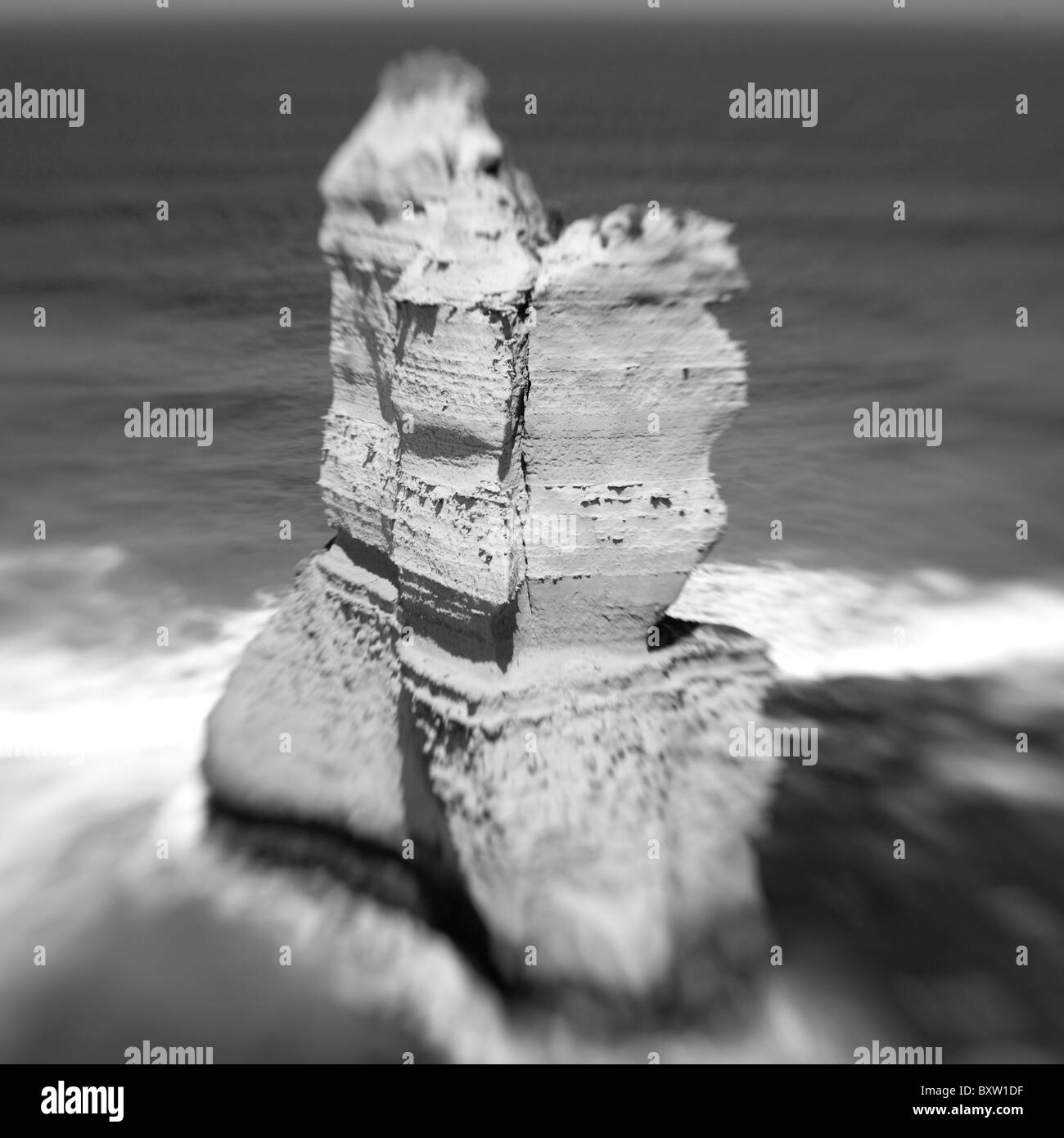 Australie Victoria Port Campbell floue image en noir et blanc d'une érosion piliers rocheux près de plage à Gibson suit sur mer de Tasman Banque D'Images