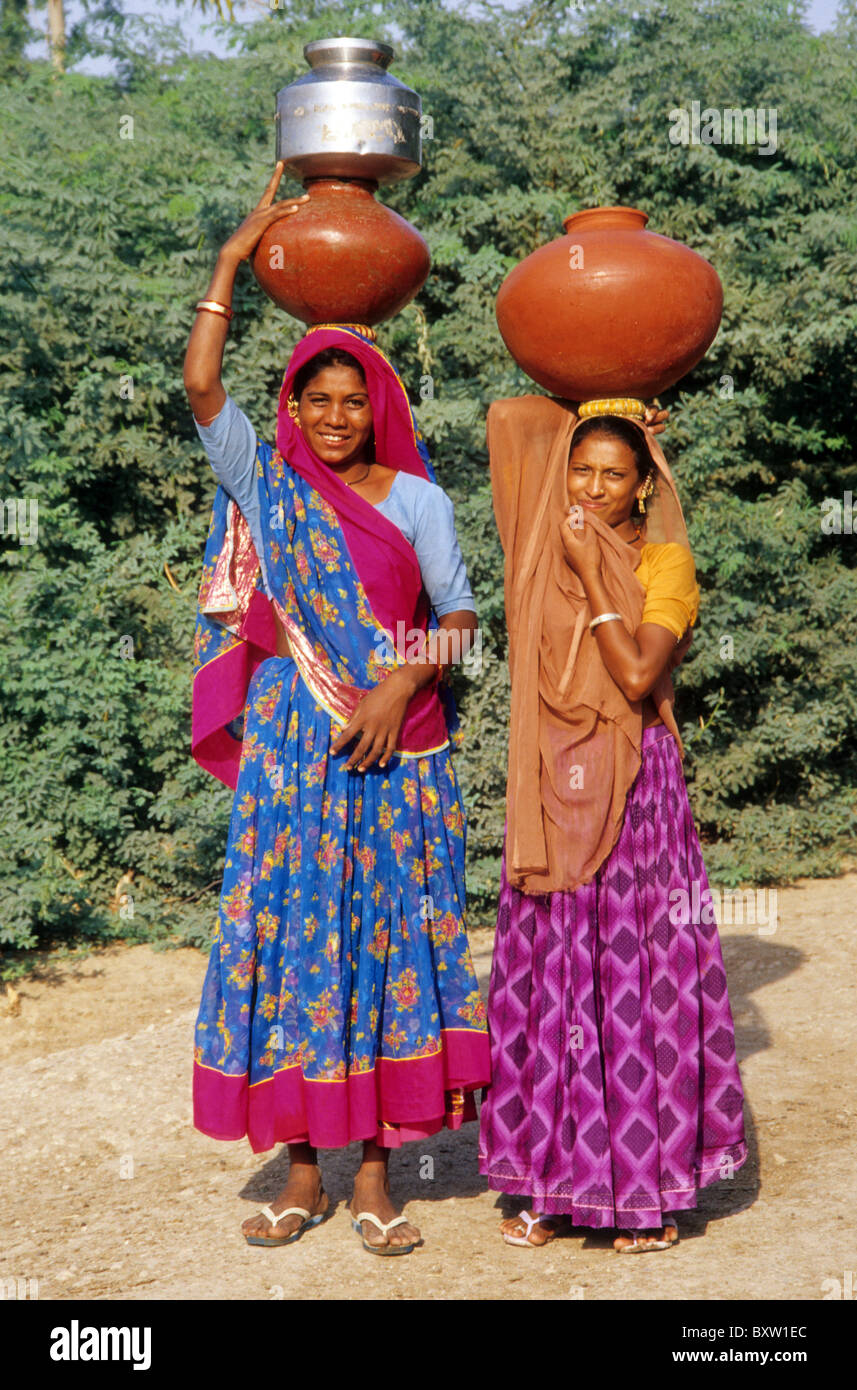 Les femmes portant de l'eau du puits, Dasada, Gujarat, Inde Banque D'Images