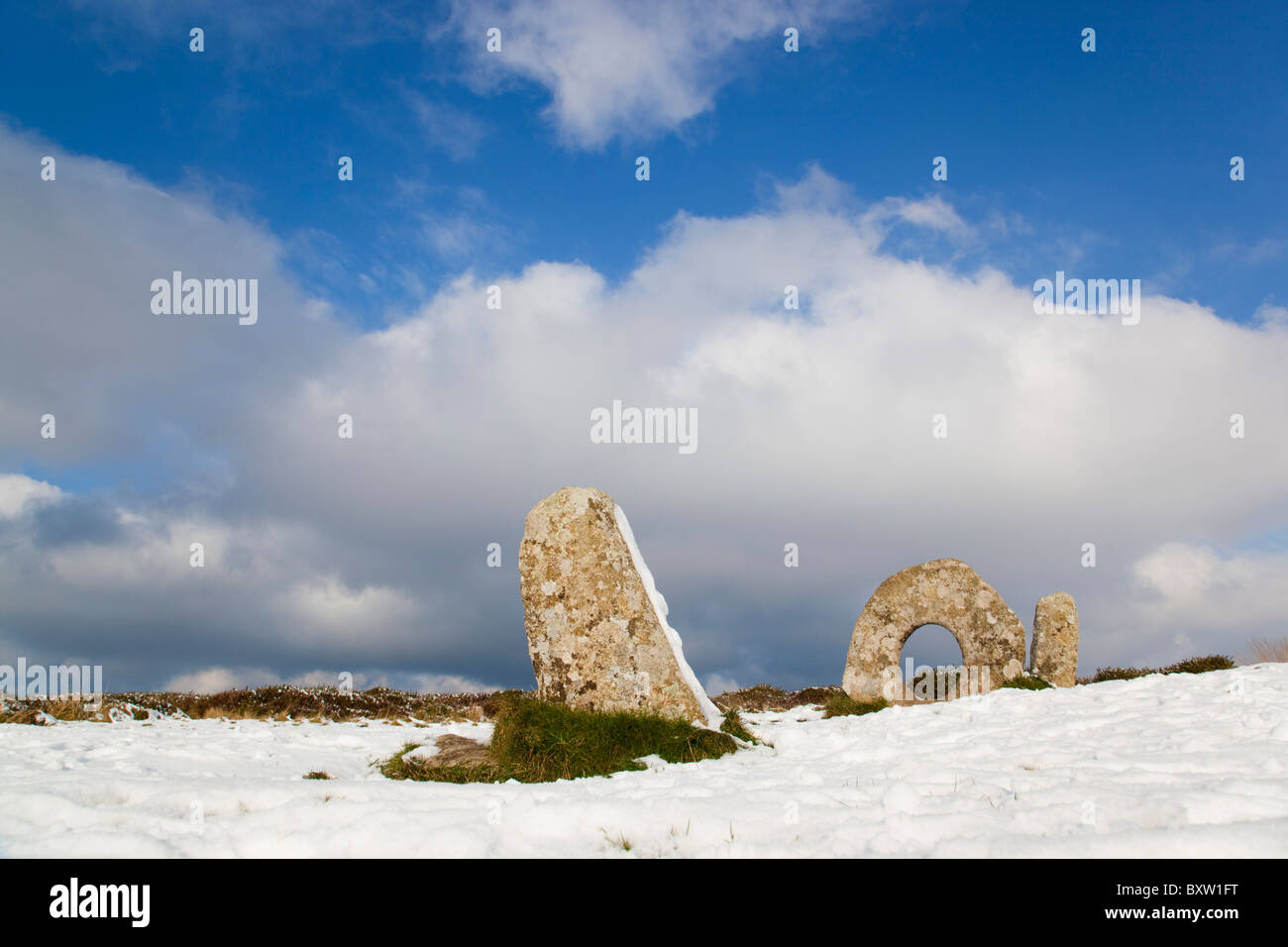 Les hommes un Tol ; monument ancien ; dans la neige ; Cornwall Banque D'Images