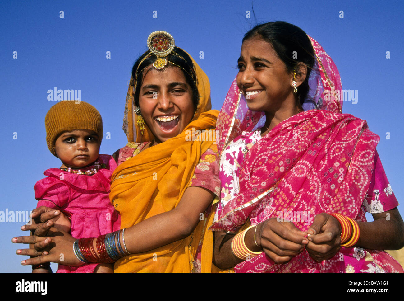 Les filles heureuse avec bébé, Jaisalmer, Rajasthan, India Banque D'Images