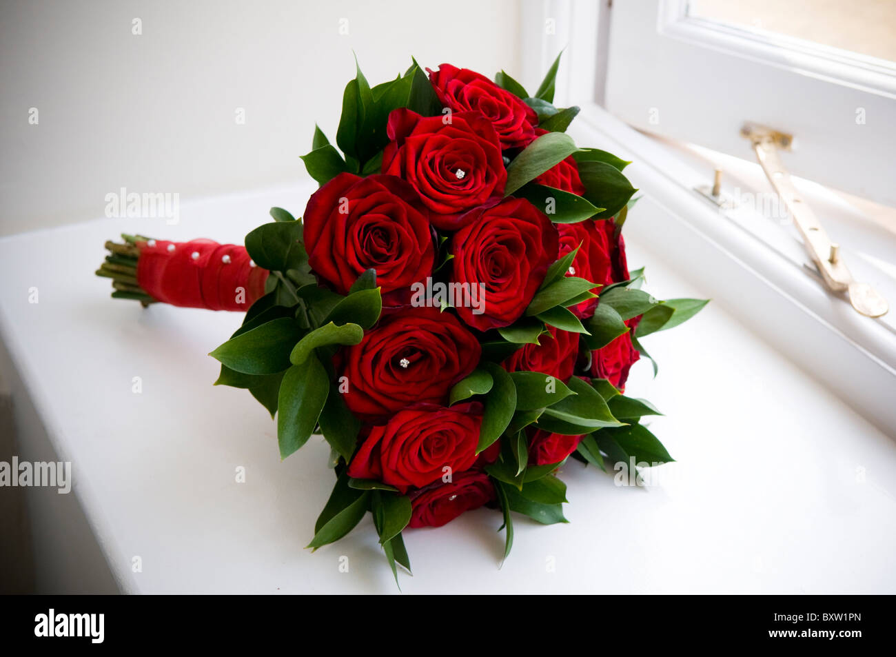 Une Belle Rose Rouge bouquet de mariage sur un rebord de fenêtre Banque D'Images