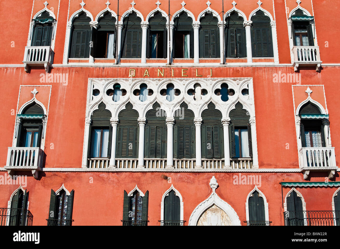 La belle façade du Palazzo Dandolo accueil à l'hôtel Danieli, Riva degli Schiavoni, Venise, Italie Banque D'Images