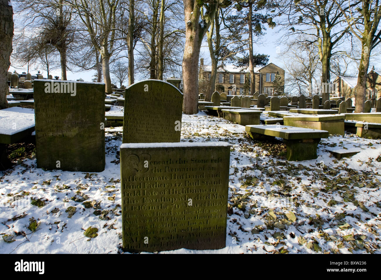 Bronte Parsonage Museum, Haworth, West Yorkshire avec le cimetière, dans la neige Banque D'Images