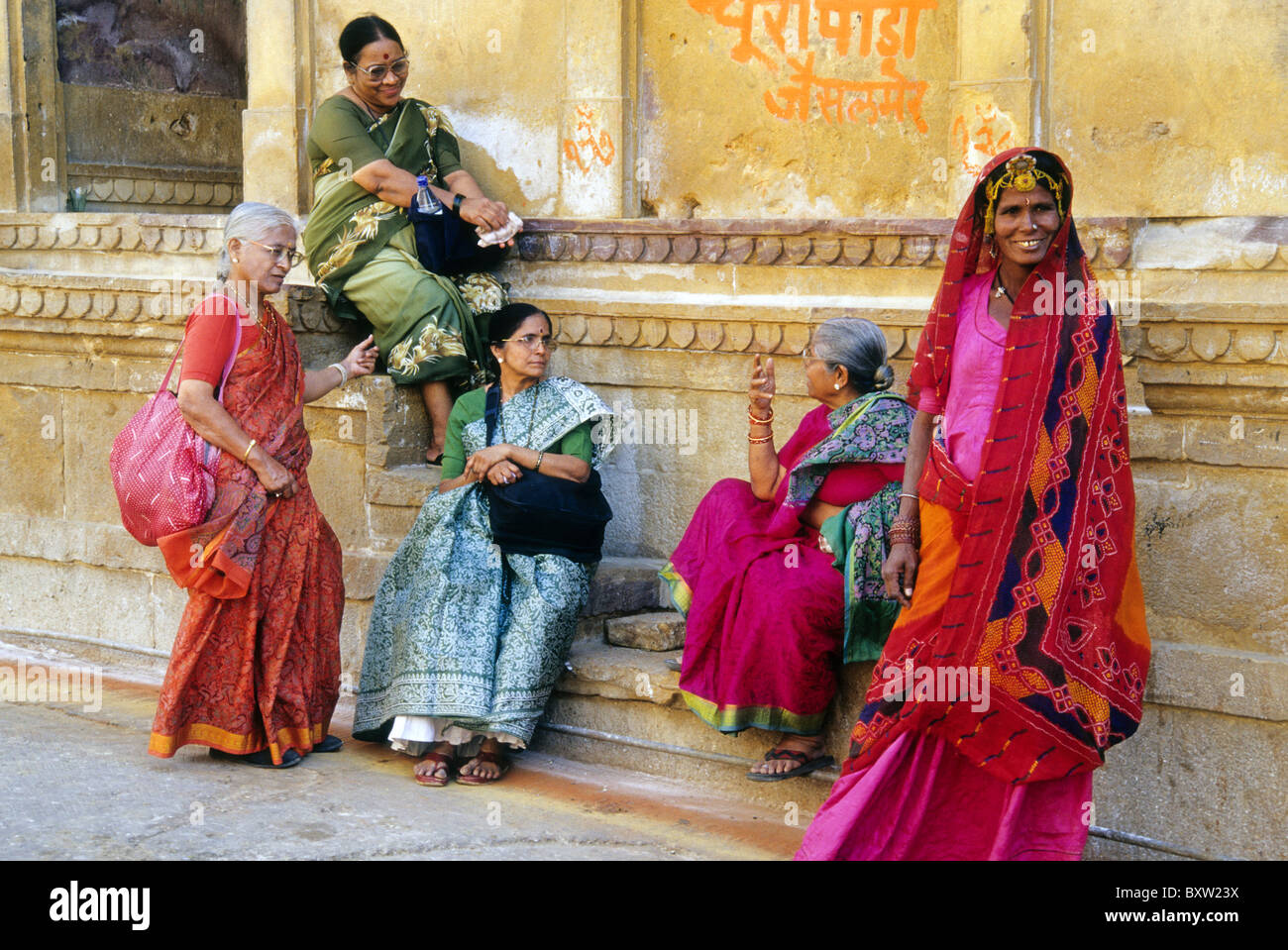 Les femmes en saris colorés, Jaisalmer, Rajasthan, India Banque D'Images