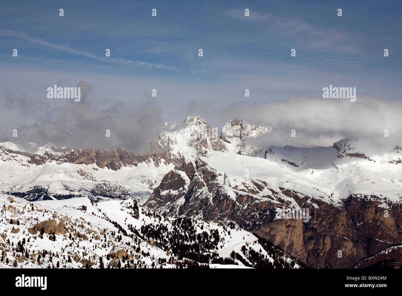 Cloud traversant la falaise sur l'Odle Geislerspitzen Selva Val Gardena Dolomites Italie Banque D'Images