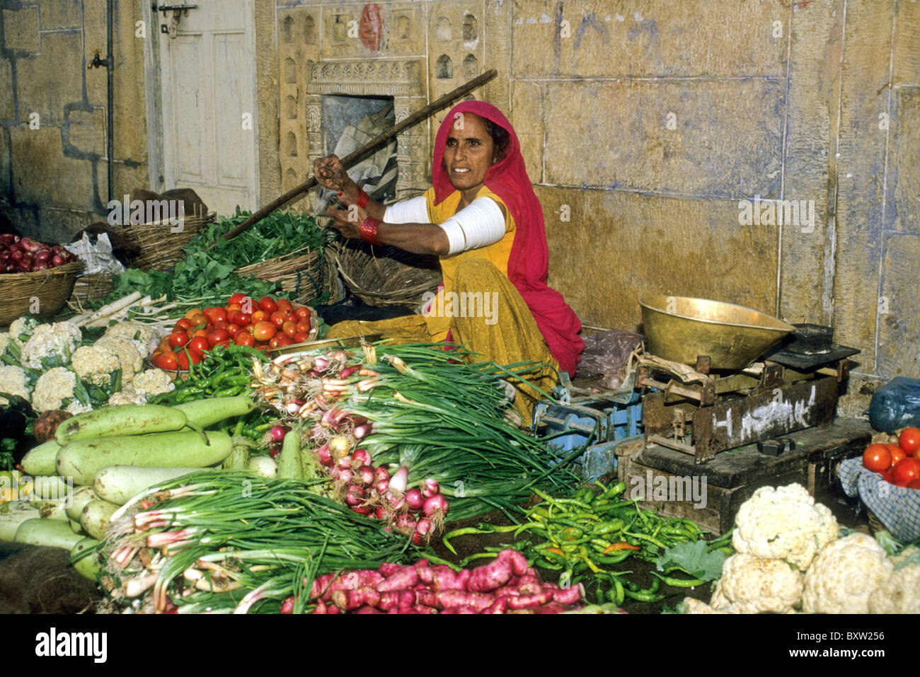 Femme vendant des légumes en marché, Jaisalmer, Rajasthan, India Banque D'Images