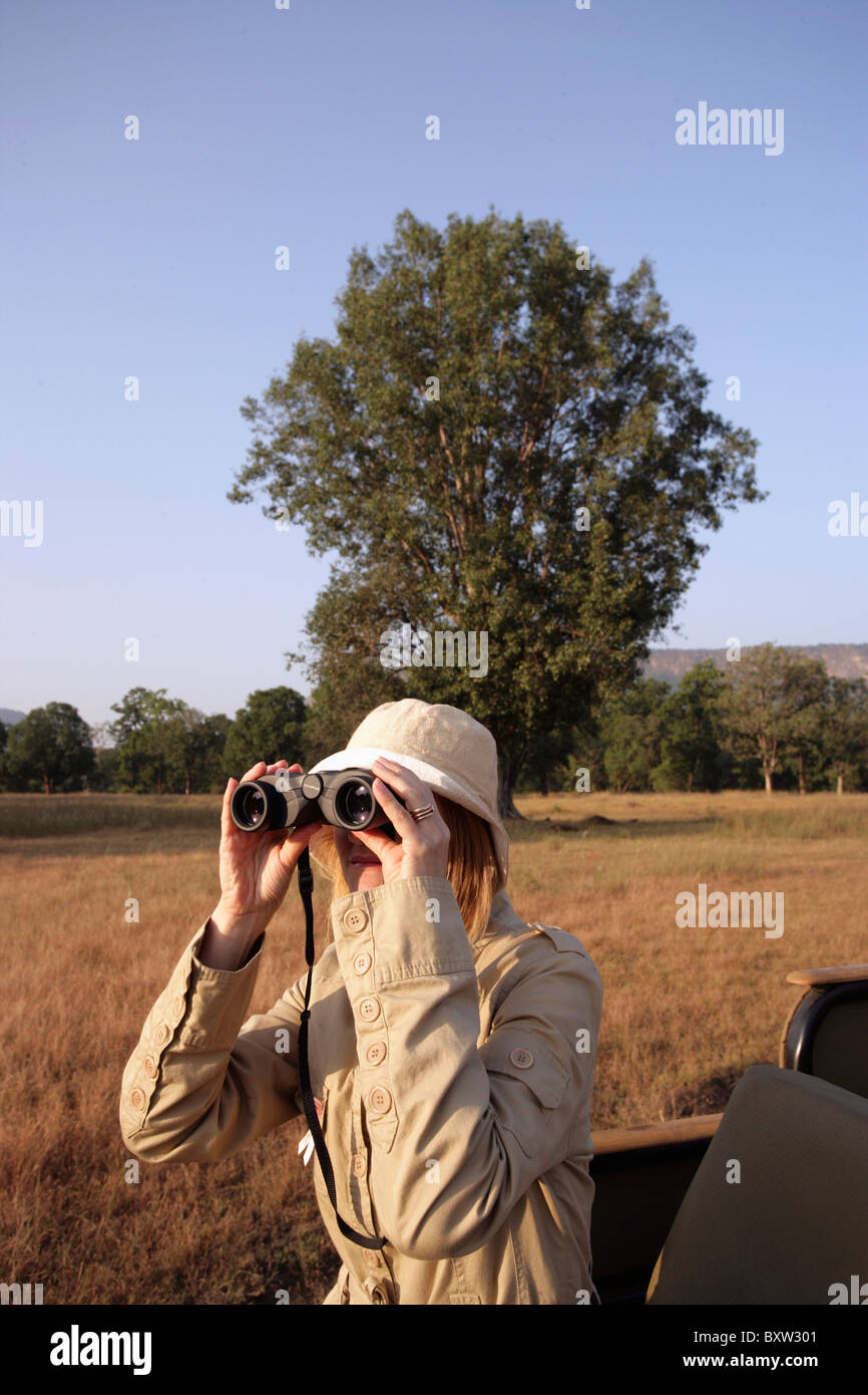 Femme sur Safari Binoculars Banque D'Images