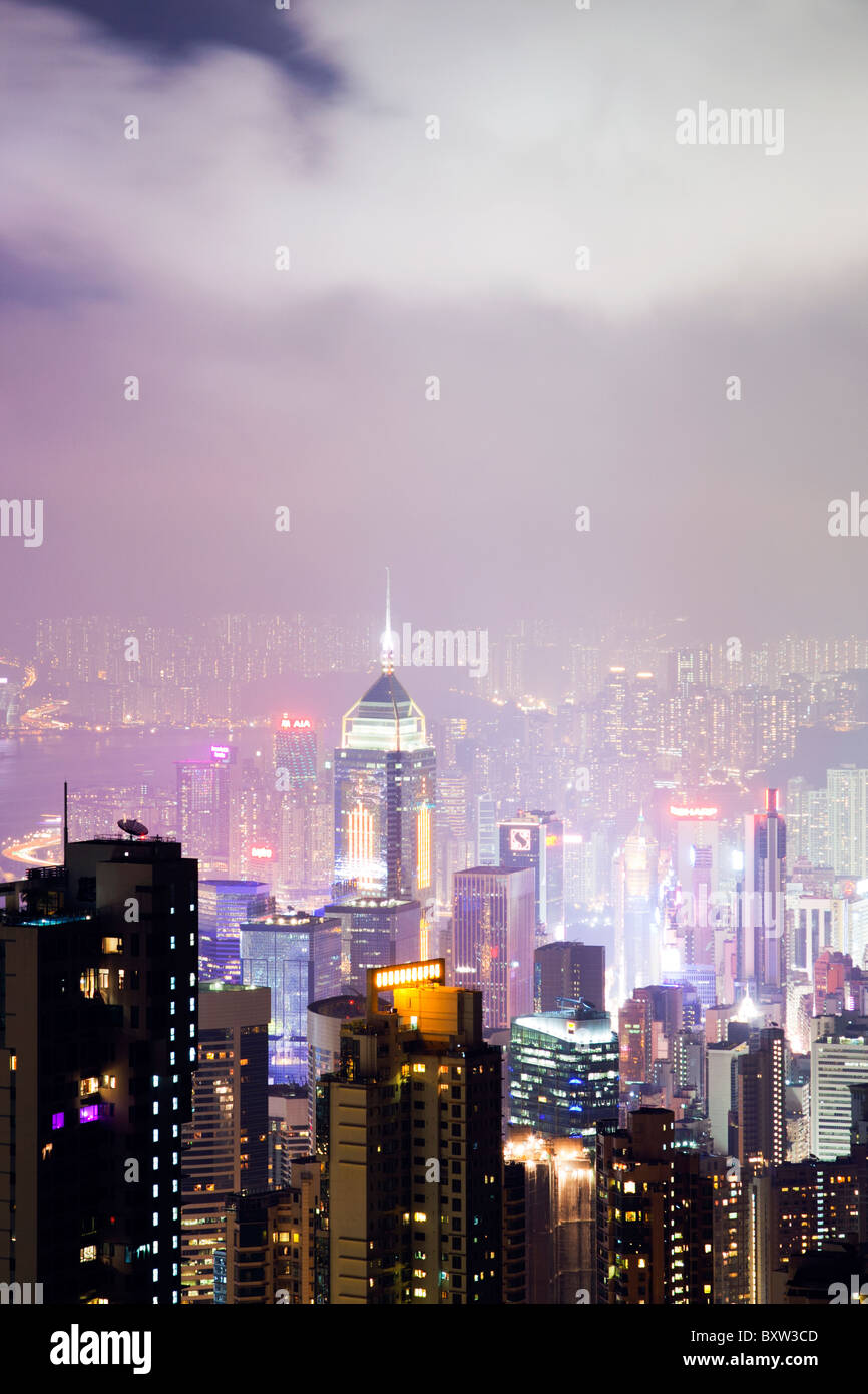L'incroyable d'horizon de Hong Kong vu de la Peak Lookout de nuit. Les structures imposantes : le central Plaza Banque D'Images