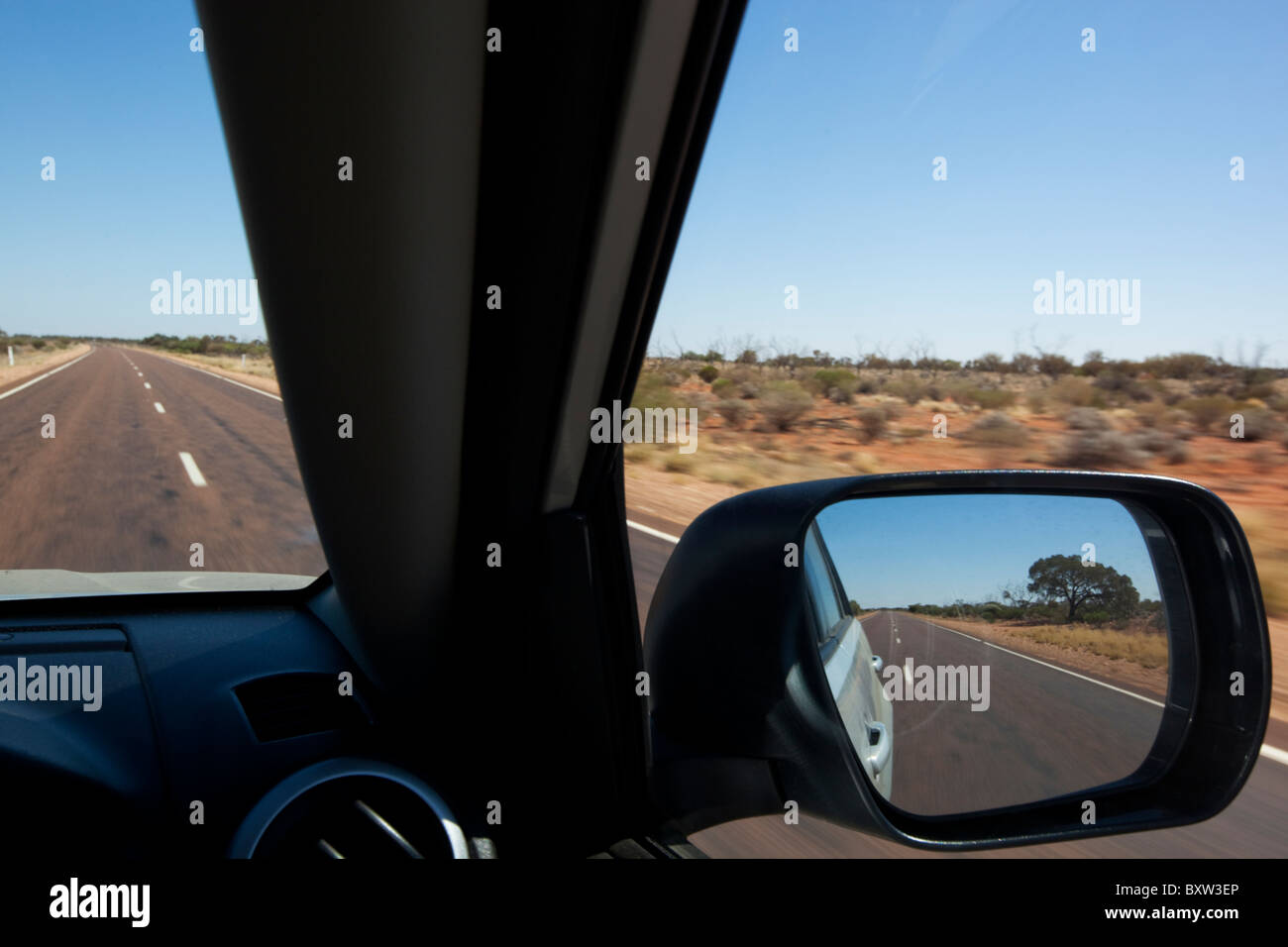 L'Australie, l'Australie du Sud, Woomera, vue à travers le pare-brise de voiture sur Stuart Highway dans Outback sur matin d'été Banque D'Images