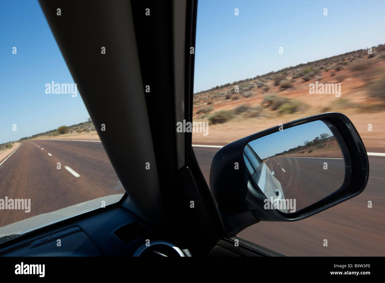L'Australie, l'Australie du Sud, Woomera, vue à travers le pare-brise de voiture sur Stuart Highway dans Outback sur matin d'été Banque D'Images